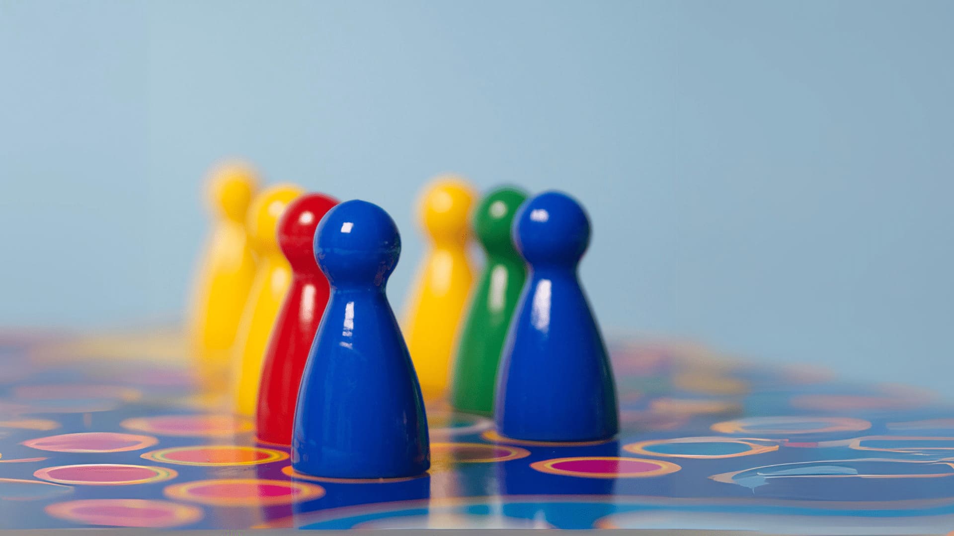 Spielpüppchen auf einem Plan sind durch Striche miteinander verbunden, um Unterhaltung und Interaktion zu veranschaulichen.