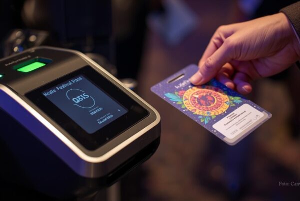 Ein Besucher scannt einen Festival Pass