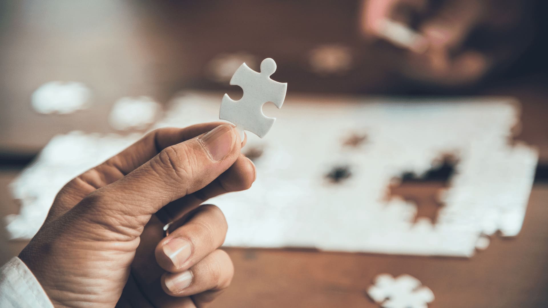 Ein Puzzle, in dem das letzte Teil eingefügt wird, symbolisiert, dass bei einem umfassenden Eventplan am Ende alles zusammenpasst.