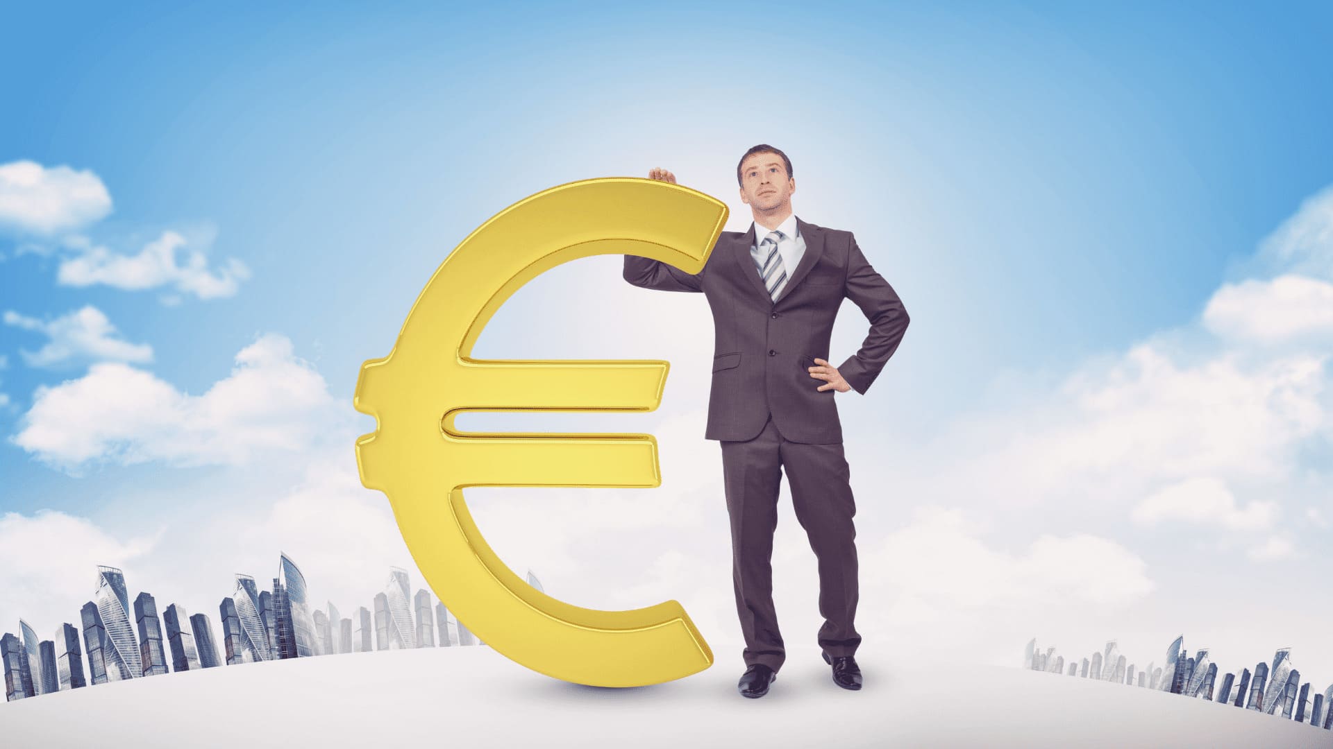 Ein Mensch lehnt entspannt auf einem Euro-Zeichen.