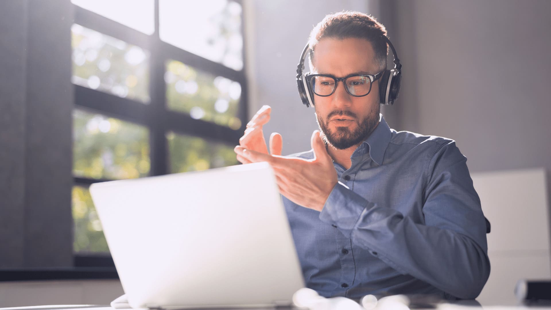 Person, die ein Webinar leitet.