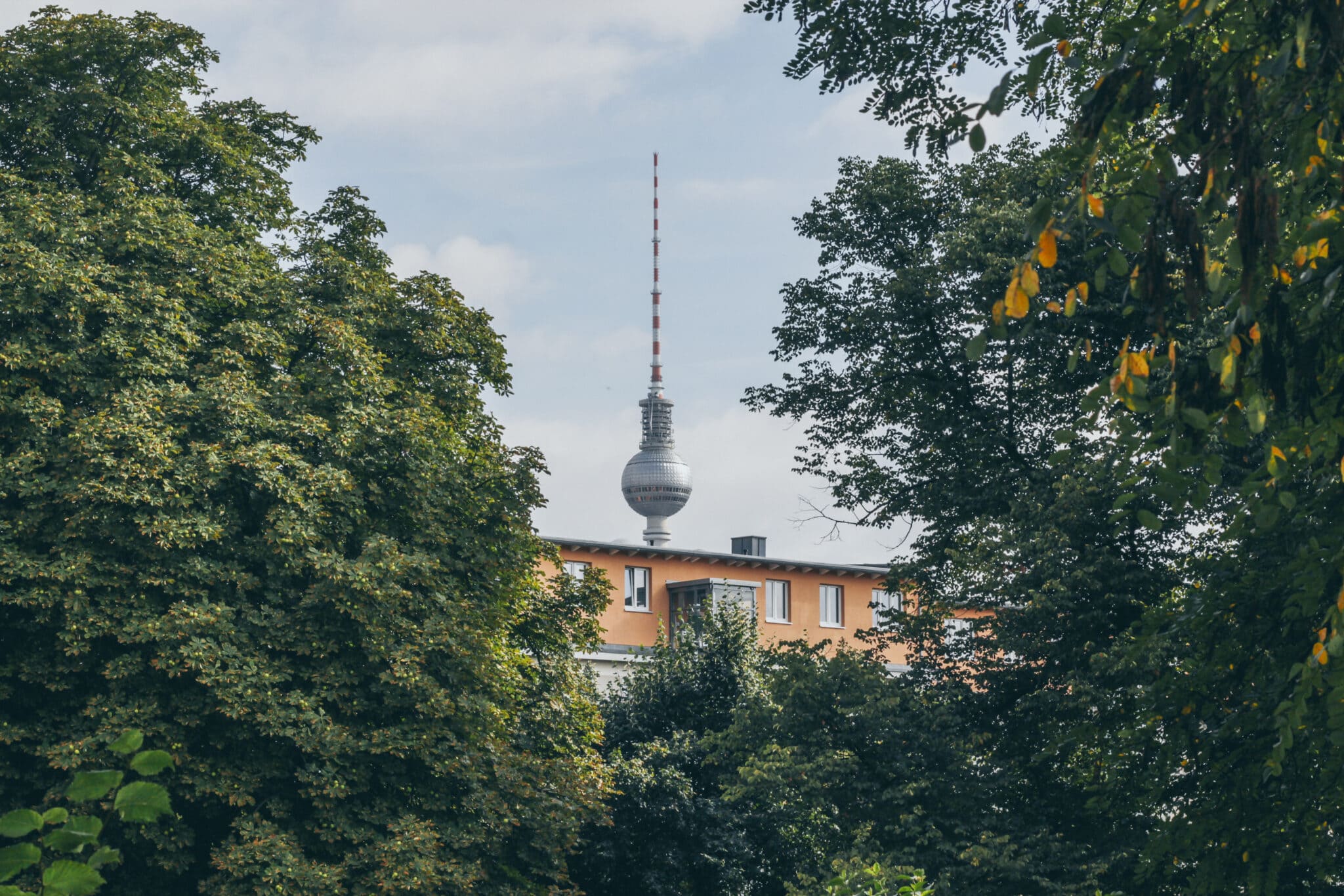 Berliner Fernsehturm über Häuserdach
