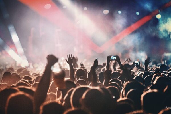 Zuschauer jubeln bei einem Rockkonzert